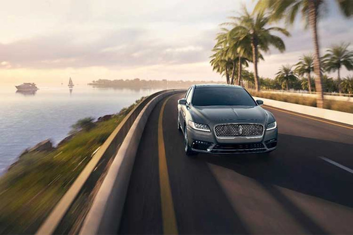 Phiên bản Lincoln Continental tiêu chuẩn được trang bị động cơ V6 hút khí tự nhiên, dung tích 3,7 lít, bên cạnh đó là hai phiên bản sử dụng động cơ tăng áp có dung tích 2,7 lít và 3,0 lít. Năng lượng được truyền tới bánh xe thông qua hệ dẫn động cầu trước FWD, trong khi hệ dẫn động 4 bánh AWD được cung cấp dưới dạng tùy chọn.