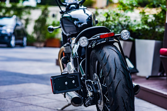 Là một mẫu bobber sản xuất hàng loạt, chiếc xe có dè sau dài, chống bắn bùn kèm theo cụm đèn hậu và pát biển số được đặt cuối dè, đủ tiêu chuẩn lưu thông ở bất kỳ quốc gia nào. Cả dè trước và sau của Bonneville Bobber đều làm từ thép không rỉ với gân nổi chạy dọc đậm chất cổ điển, đèn hậu và xi nhan sau dạng led thiết kế đậm cá tính. Cặp ống xả thiết kế ngắn và được cắt vát đuôi kèm pad biển số gập đầy phong cách.