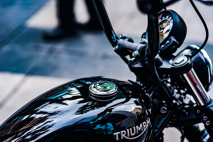 So với các dòng cruiser từ những hãng đối thủ, Bonneville Bobber trông thanh lịch và gọn gàng hơn nhiều. Xe có chiều dài cơ sở 1510 mm, rộng 800 mm và cao 1025 mm, gương chiếu hậu gắn bên gù tương tự phiên bản tiêu chuẩn. Tuy nhiên với trọng lượng 228 kg, chiếc xe vẫn tương đối nặng. Dung tích bình xăng của Bonneville Bobber là 9,1 lít.