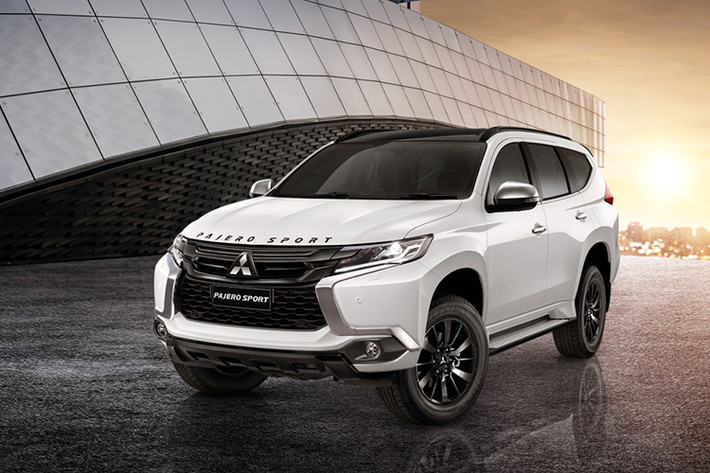 Hệ dẫn động 2 cầu của xe có 4 chế độ là 2H, 4H, 4HLC và 4LLC. Ngoài ra, bản 8AT 4WD còn có thêm khóa vi sai cầu sau. Giá xe Mitsubishi Pajero Sport Elite Edition 2018 tại Thái Lan được chia thành 2 bản nhỏ là 8AT 2WD và 8AT 4WD. Giá bán tương ứng của 2 bản này là 1,459 triệu Baht (khoảng 1,03 tỷ đồng) và 1,574 triệu Baht (1,11 tỷ đồng).