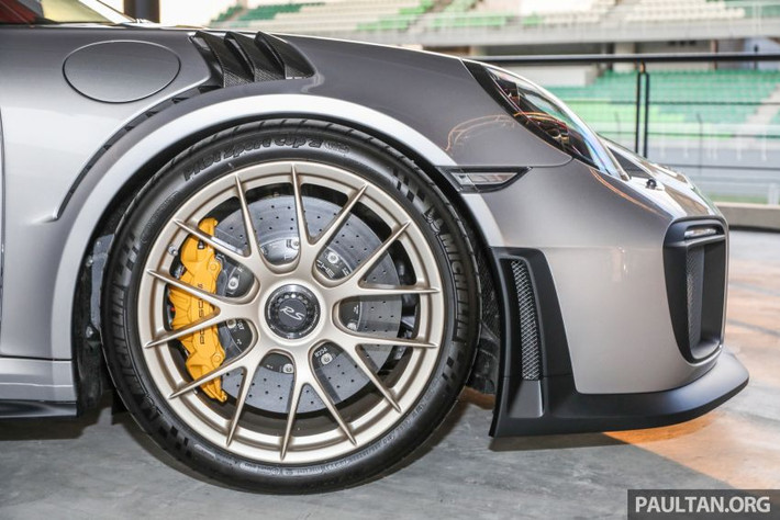 Theo hãng siêu xe Porsche cho hay, mẫu xe 911 GT2 RS 2018 sử dụng luôn thân vỏ của 911 Turbo nên mẫu xe này rộng hơn 911 Carrera và Carrea S thông thường. Bộ vành của mẫu xe này có đường kính 20 inch phía trước và 21 inch phía sau. Vành đi với lốp Ultra High Performance có kích thước 265/35 trước và 325/30 sau.