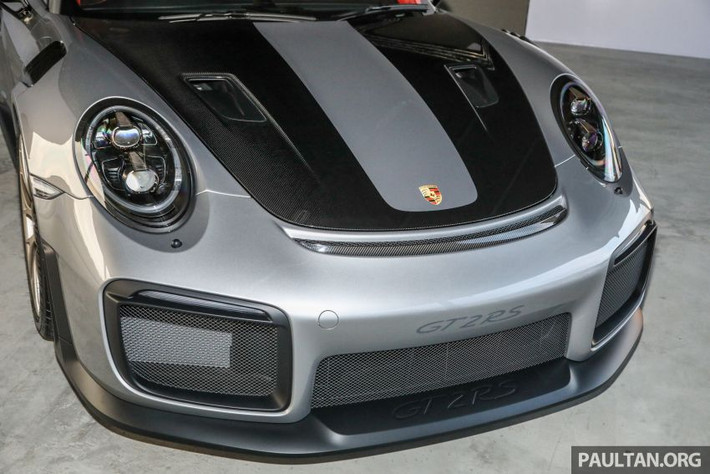 Động cơ này vốn được phát triển dựa trên máy của Porsche 911 Turbo S nhưng có bộ tăng áp lớn hơn và hệ thống làm mát bổ sung. Hệ thống này không chỉ mang đến khả năng làm mát tối ưu mà còn phun nước để hạ nhiệt luồng khí nạp theo phong cách của BMW M4 GTS. Nhờ đó, Porsche 911 GT2 RS 2018 có công suất tối đa cao hơn 80 mã lực và mô-men xoắn cực đại tăng 50 Nm so với đời cũ dùng động cơ 3,6 lít.