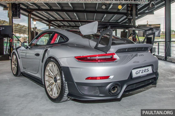 Porsche 911 GT2 RS là dòng xe thể thao đã lần đầu tiên ra mắt trong sự kiện Goodwood 2017 như phiên bản mạnh nhất của dòng 911 hiện nay. "Trái tim" của Porsche 911 GT2 RS 2018 là động cơ Boxer 6 xi-lanh phẳng, tăng áp kép, dung tích 3,8 lít, sản sinh công suất tối đa 700 mã lực và mô-men xoắn cực đại 750 Nm. Xe chỉ có một loại hộp số duy nhất là PDK tự động 7 cấp.