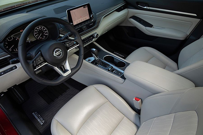 Nissan Altima 2020 bản S đã có tùy chọn gói hỗ trợ người lái Driver Assist Package. Gói tính năng này bao gồm bộ công nghệ an toàn Safety Shield 360, phát hiện người đi bộ với phanh khẩn cấp tự động phía trước, cảnh báo chệch làn đường, phanh tự động phía sau, giám sát điểm mù, cảnh báo phía sau và hỗ trợ chùm chiếu sáng cao cho đèn pha.