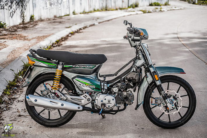 "Bước chân" vào thị trường Việt Nam từ đầu thập niên 90, dòng xe máy Honda Dream II đã trở thành một trong những dòng xe số phổ thông thành công nhất ở nước ta. Không chỉ được những người dân Việt Nam ủng hộ, mẫu xe này từ lâu cũng đã được dân chơi xe quan tâm độ lại, trong đó phổ biến nhất là phong cách độ kiểng.
