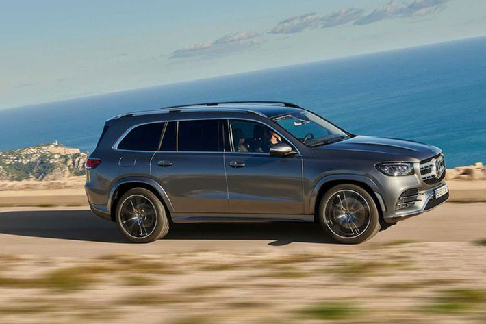 Bù lại, Mercedes-Benz GLS 580 2020 mới sẽ được trang bị động cơ V8 4.0L thay vì đơn vị 3.0L 6 xi-lanh trên 450, phiên bản nào cũng được hỗ trợ thêm bởi hệ thống điện EQ Boost 48V. Với động cơ lớn hơn, GLS 580 2020 mạnh mẽ 483 mã lực và có mô-men xoắn cực đại 700Nm (bản 450 chỉ có 362 mã lực và 500Nm). Công nghệ hybrid EQ Boost cũng giúp chiếc SUV cao cấp có thêm 21 mã lực và 250Nm.