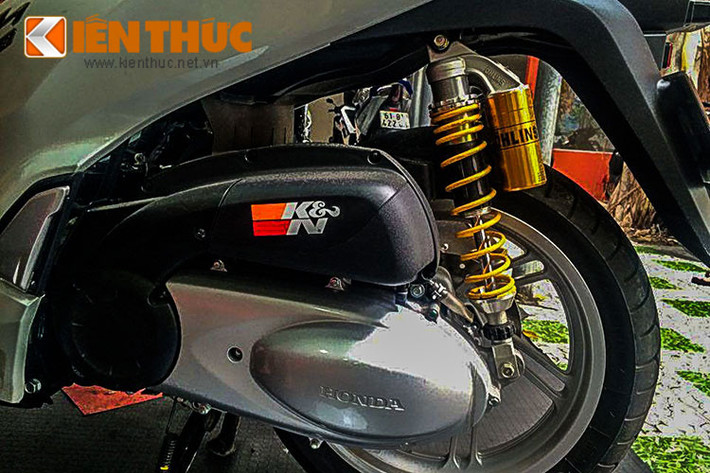 Honda SH300i 2016 sở hữu động cơ 4 kỳ, làm mát bằng chất lỏng, phun xăng điện tử PGM-FI, dung tích 279 phân khối nhưng được chỉnh lại để trở thành dòng xe ga đầu tiên trên thế giới đạt tiêu chuẩn khí thải Euro 4. Động cơ tạo ra công suất tối đa 25,2 mã lực tại 7.500 vòng/phút và mô-men xoắn cực đại 25,5 Nm tại 5.000 vòng/phút.