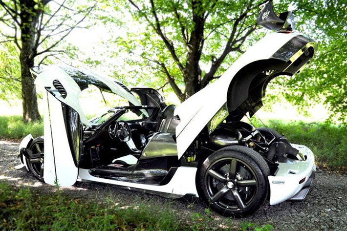Koenigsegg Agera RS được hãng siêu xe Thụy Điển giới thiệu với các khách hàng trên thế giới tại triển lãm Geneva 2015 cũng như trưng bày tại các sự kiện của hãng. Rất có thể, chiếc đầu tiên sẽ được Koenigsegg giữ lại để trưng bày. Chính điều này giúp Agera RS thứ 2 trở nên nổi tiếng và được xem như chiếc đầu tiên bàn giao cho khách hàng.