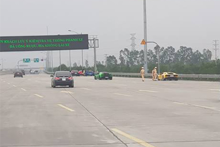 Đây cũng là ngày lăn bánh đầu tiên của đoàn siêu xe tham gia hành trình Car & Passion 2018 từ Hà Nội và cũng là bài học cho ban tổ chức rút kinh nghiệm để việc khởi hành vào ngày 4/3 được suôn sẻ hơn.