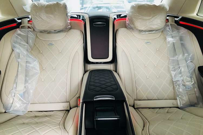 Chưa hết, nội thất của mẫu xe siêu sang Mercedes-Maybach S560 4Matic 2018 là da Nappa cao cấp với nhiều màu cho các khách hàng lựa chọn như đen, vàng Silk, nâu hạt dẻ, vàng Porcelain, xám Magma và nâu Mahogany. Gỗ ốp là loại Designo chuyên dùng sản xuất đàn Pianno.