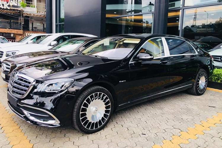 Mercedes-Benz đang ấn định giá xe sang Maybach S560 4 Matic là 11.099 tỷ đồng, ngoài ra, còn có phiên bản Maybach S650 2018 có giá bán 14.499 tỷ đồng. Để lăn bánh trên đường phố Hà Nội với biển kiểm soát trắng, ước tính chủ nhân sẽ bỏ ra số tiền khoảng 12,2 tỷ đồng.