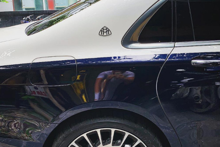 Nửa thân trên của chiếc Mercedes-Maybach S560 4 Matic hơn 11 tỷ đồng của em trai MC Ngọc Trinh khoác áo màu trắng muốt và nửa còn lại màu xanh dương nổi bật. Chưa hết, ngoại hình chiếc xe siêu sang này còn có nhiều chi tiết mạ crôm bóng loáng. Điểm nhấn cuối cùng chính là bộ vàng đa chấu cỡ lớn mạ crôm.