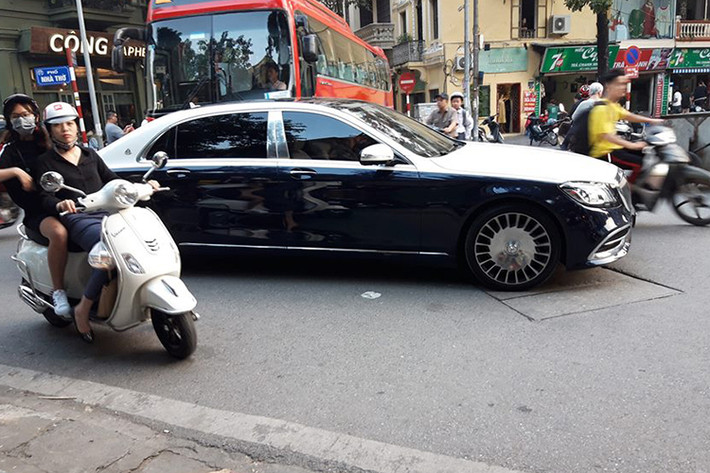Khác với sự ưa chuộng của giới nhà giàu Việt với Mercedes-Maybach S450 4 Matic, mẫu xe siêu sang Mercedes-Maybach S560 4 Matic có số lượng chỉ đếm trên đầu ngón tay. Trong số đó có em trai MC Ngọc Trinh, Bảo Hưng, một người có niềm đam mê với siêu xe và siêu sang.