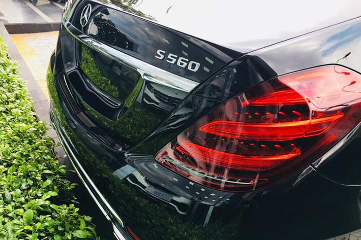 Chiếc xe siêu sang Mercedes-Maybach S560 4Matic của em trai Ngọc Trinh sử dụng động cơ V8, dung tích 4,0 lít, tăng áp kép, tạo ra công suất tối đa 463 mã lực và mô-men xoắn cực đại 700 Nm. Động cơ kết hợp cùng hộp số tự động 9 cấp 9G Tronic và hệ dẫn động 4 bánh toàn thời gian. Xe chỉ mất thời gian 5,8 giây để tăng tốc từ vị trí xuất phát lên 100 km/h.
