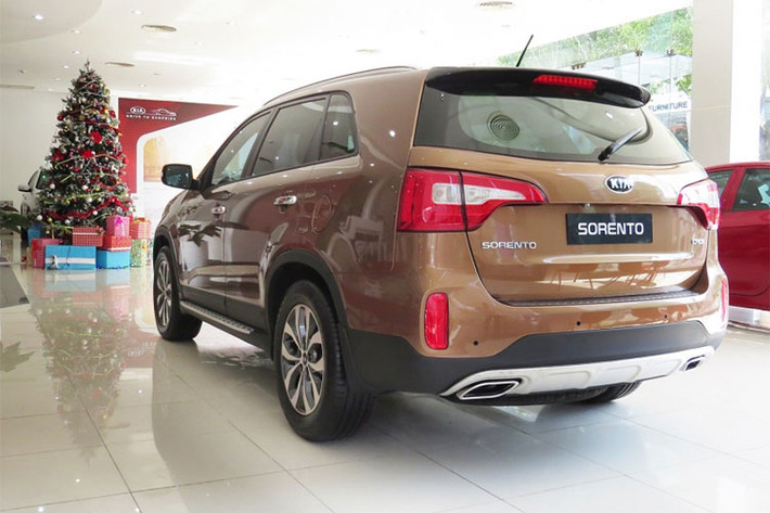 Trong khi đó động cơ xăng dung tích 2.4L mang tên Theta II. Khối động cơ này sản sinh ra công suất tối đa 174 mã lực tại vòng tua máy 6.000 vòng/phút cùng moment xoắn cực đại 227 Nm tại 3.750 vòng/phút, phiên bản này cũng sử dụng hộp số tự động 6 cấp như phiên bản động cơ diesel.