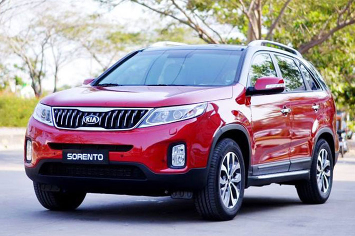 Trong khi Hyundai Thành Công đang chuẩn bị cho việc ra mắt SantaFe hoàn toàn mới 2019 thì Thaco vẫn đang dậm chân tại chỗ với mẫu Sorento cũ kỹ với thế hệ cũ đã xuất hiện từ năm 2009. Thay vì nâng cấp lên thế hệ tiếp theo, Thaco liên tục cải tiến và nâng cấp Kia Sorento cũ. Ở phiên bản 2018 mới nhất, Sorento sẽ chỉ có kiểu mâm và thêm màu sắc mới.