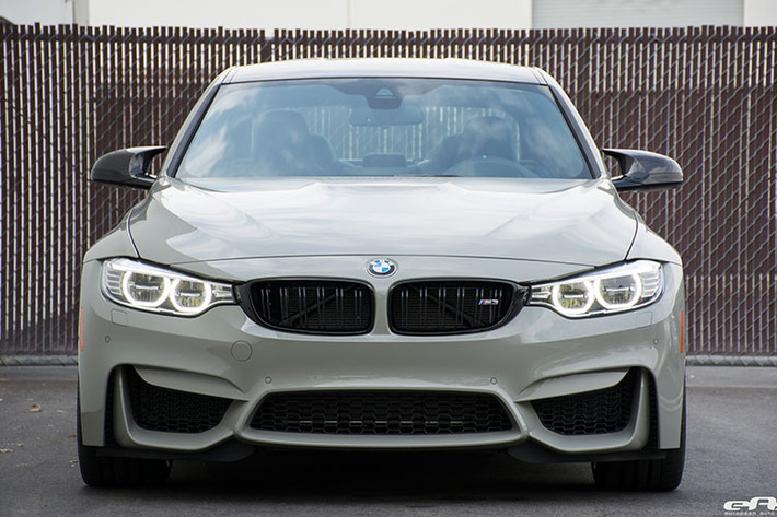 Đây là lần đầu tiên BMW trình làng màu xám đặc biệt này. Khác với màu Nardo Grey của Audi, màu xám của BMW sáng hơn và cũng thời trang hơn chứ không lầm lỳ, bí hiểm.