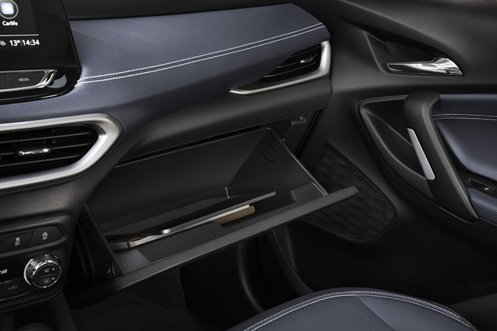 Không chỉ tạo cảm giác cao cấp, nội thất của Chevrolet Tracker 2019 còn thực dụng với hơn 20 ngăn chứa đồ và cổng USB cho 2 hàng ghế. Theo hãng Chevrolet, Tracker 2019 được trang bị khoang hành lý có thể tích 390 lít. Nếu hàng ghế sau gập xuống, con số này sẽ tăng lên 1.334 lít.