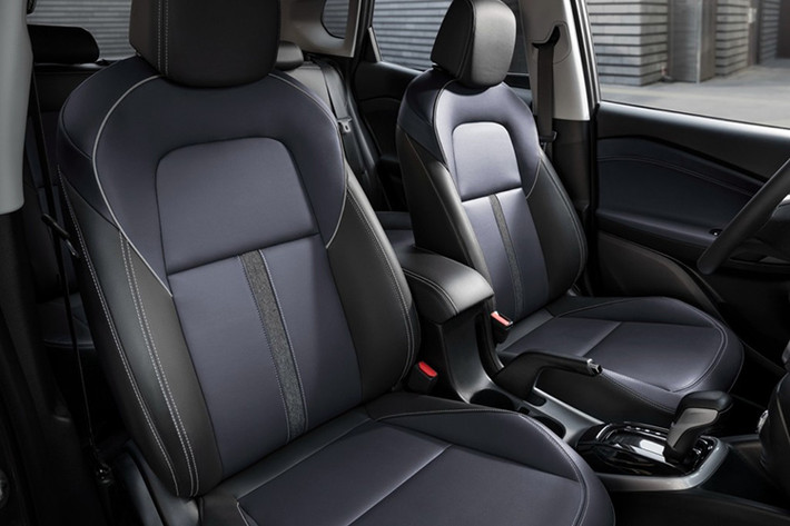 Ngoài ra, Chevrolet Tracker 2019 còn có vô lăng đáy phẳng thể thao, bọc da và đi kèm logo hình chữ thập màu đen. Bên cạnh đó là cụm điều khiển trung tâm ngả 7 độ về phía người lái và màn hình thông tin giải trí 8 inch nằm độc lập trên mặt táp-lô, trên cửa gió điều hòa trung tâm. Bên dưới là khu vực chỉnh điều hòa có thiết kế đơn giản.