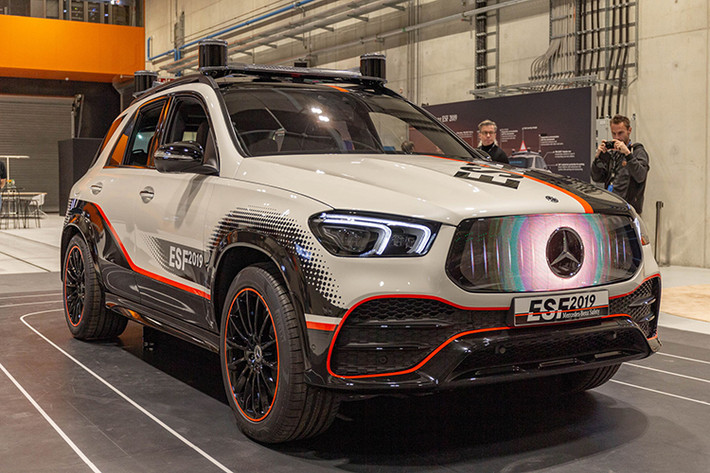 Mercedes-Benz ESF 2019 mới - với chữ ESF là cái tên viết tắt cho cụm từ “Experimental Safety Vehicle” của Mercedes-Benz. Đây là mẫu concept 2019 vốn được chế tạo dựa trên GLE mới. Nó được trang bị với một hệ truyền động plug-in hybrid, công nghệ lái bán tự động và là một phương tiện vô cùng thông minh và có đặc tính nhấn mạnh tính an toàn.
