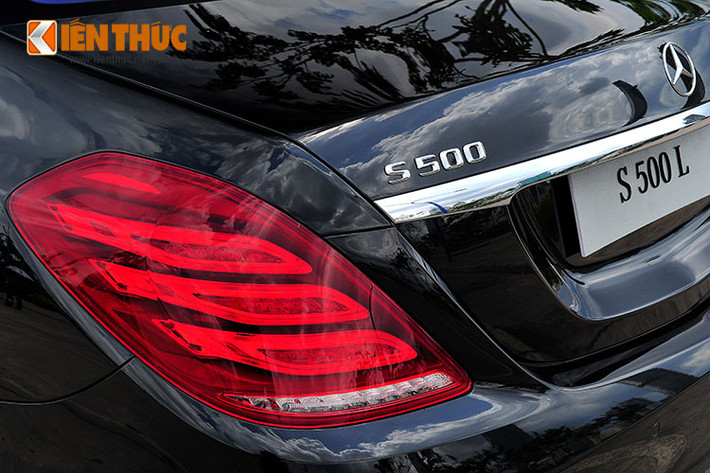 Với sức kéo 700 Nm ngay tại vòng tua 1.800 vòng/phút, S 500 L có thể chạm mốc 100 km/h trong vòng 4,8 giây. Nó cũng giúp người lái sang số & trả số nhanh hơn khi sử dụng lẫy chuyển số.