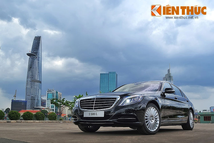 Mercedes-Benz S 500 L hiện đang được xem là sự lựa chọn đáng giá trong phân khúc xe sang cỡ lớn khi được MBV phân phối tại thị trường Việt Nam với mức giá 5,049 tỷ đồng (đã bao gồm thuế GTGT).