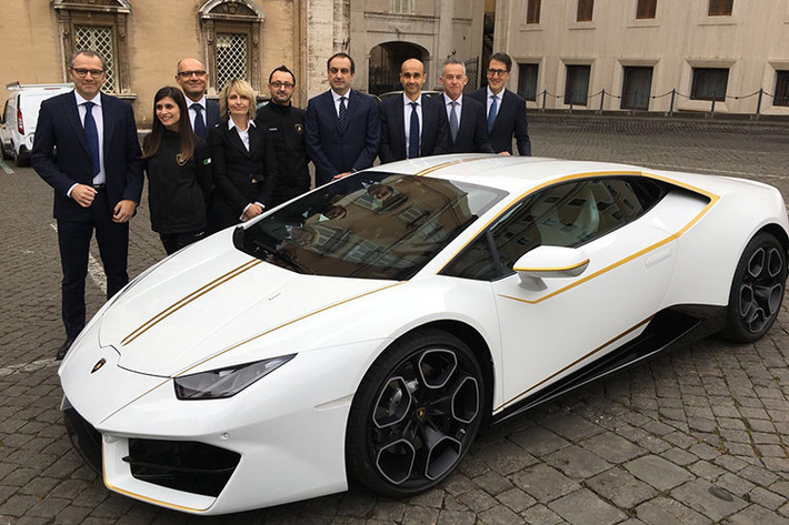 Chưa hết, người thắng cuộc xổ số này sẽ sở hữu 1 chiếc siêu xe Lamborghini Huracan LP580-2 có nước sơn ngoại thất trắng tinh cùng sọc vàng tương tự như bộ đồ của Đức Giáo hoàng Francis đang mặc. Cuối cùng là chữ ký của Đức Giáo hoàng Francis trên nắp capô.