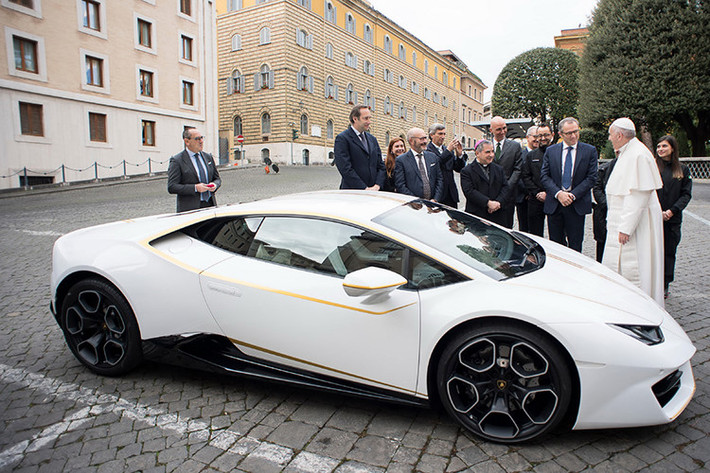 Vào cuối tháng 4/2018, chiếc Lamborghini Huracan LP580-2 do hãng siêu xe Ý tặng riêng cho Đức Giáo hoàng Francis vào năm 2017 đã được đem đi bán đấu giá để quyên góp từ thiện. Người ra quyết định này không ai khác chính là Đức Giáo hoàng Francis.