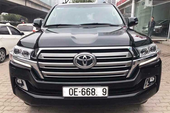 Trên mẫu SUV cỡ lớn nhà Toyota, phần đầu xe được thay đổi lưới tản nhiệt hình lục giác với 3 thanh ngang mạ crôm liên kết với cụm đèn pha LED, phía trên nắp ca-pô được tạo những đường gân dập nổi, đèn hậu thiết kế với kiểu dáng nằm ngang, đèn định vị được đưa lên cao với phần cản sau thiết kế thể thao hơn.