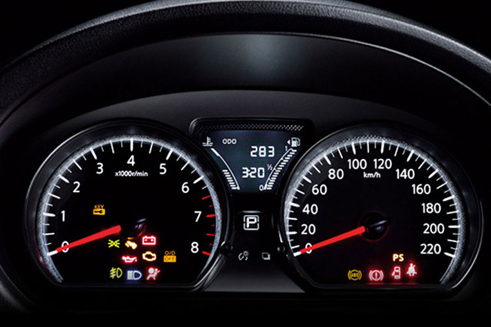 Các chi tiết khác như; đề nổ Start/Stop, hệ thống núm vặn bố trí xung quanh màn hình LCD nhỏ hình tròn. Màn hình giải trí trung tâm loại TFT có kích thước 6.75 inch + tích hợp hệ điều hành Android; 4 loa 2DIN AM/FM & 1CD & MP3 & AUX jack for audio.