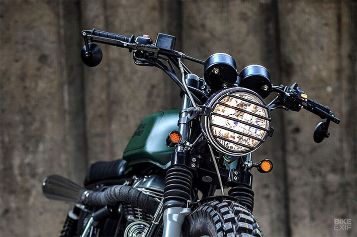 Phần đầu xe được tập trung làm lại nhiều hơn, thợ độ lắp một bộ tay lái enduro thay cho kiểu clip-on trên nguyên bản Continental GT. Họ cũng thay chạc ba mới để phù hợp với kiểu ghi đông ngang và cao trên các dòng scrambler. Một số chi tiết nguyên bản vẫn được giữ lại như đồng hồ và hệ thống điện. K-Speed đã thêm một số chi tiết mới, được cắt CNC với tạo hình khá giống với kiểu xe đạp BMX.