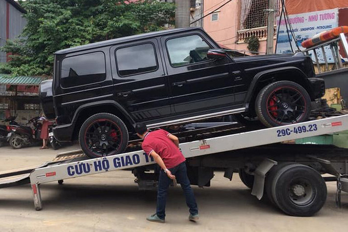 Đối với những chiếc xe thuộc diện phân phối chính hãng từ Mercedes-Benz Việt Nam, các khách hàng sẽ phải đợi một thời gian dài nhưng giá bán chỉ hơn 10 tỷ đồng. Chiếc G63 AMG 2019 này mới về với thành phố Hòa Bình được chủ xe tiết lộ có giá gần 15 tỷ sau khi ra biển 28A.