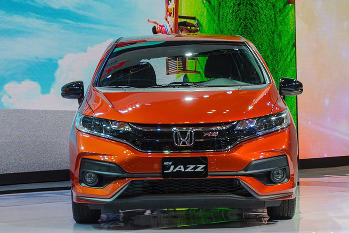 Điểm nhấn của gian hàng Honda chính là Jazz - mẫu hatchback 5 cửa hoàn toàn mới, lần đầu tiên xuất hiện tại thị trường Việt Nam. Honda Jazz đại diện cho kỷ nguyên mới của Honda với thiết kế thể thao và thời trang cùng công nghệ truyền động tiên tiến “Earth Dreams Technology”. Mẫu xe này sẽ được nhập khẩu từ Thái Lan và bán chính thức vào Quý 1 năm 2018.