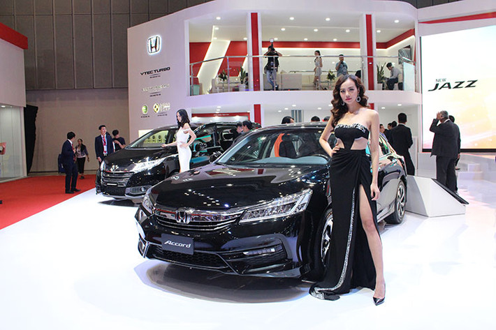 Mẫu sedan cao cấp Honda Accord được nhập khẩu nguyên chiếc từ Thái Lan sở hữu những ưu điểm nổi bật như ngoại hình ấn tượng, nội thất tiện nghi, mang đến sự thú vị khi cầm lái, khả năng tiết kiệm nhiên liệu vượt trội và thân thiện với môi trường... Doanh số cộng dồn tính đến hết tháng 6/2017 của Honda Accord đã tăng 35% so với cùng kỳ năm ngoái. HVN đang phân phối Accord với giá 1,39 tỷ đồng.