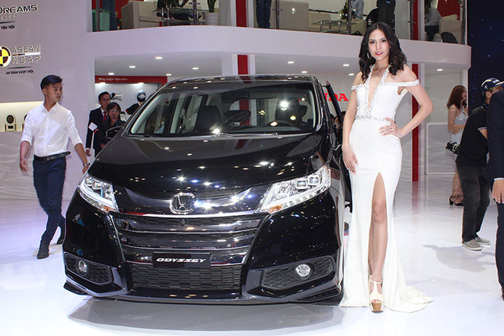 Ra mắt chính thức vào tháng 3/2016, Honda Odyssey đã trở thành một trong những mẫu xe có doanh số tốt nhất trong phân khúc xe đa dụng hạng sang nhập khẩu với trên 50% thị phần (Từ tháng 3/2016 đến hết tháng 6/2017). Với mức giá giá 1,99 tỷ đồng, đây được xem là mẫu xe sáng giá trong phân khúc MPV vốn khá ít ỏi tại thị trường ôtô Việt.