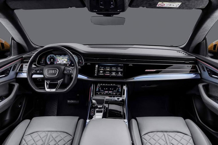 Bên trong khoang cabin của Audi Q8 ngập tràn công nghệ với nhiều màn hình cảm ứng MMI (10.1 inch phía trên và 8.6 inch phía trước), cùng màn hình thực thế ảo 12.3 inch, hiển thị thông tin trên kính lái, tuỳ chọn tông màu, hệ thống âm thanh tiên tiến Bang & Olufsen, tuỳ chọn ghế ngồi massage, điều hoà 4 vùng.
