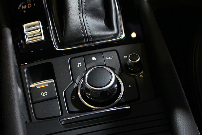Mazda3 - 2017 được đánh giá cao nhờ hệ thống hỗ trợ kiểm soát gia tốc G-Vectoring Control (GVC) – Một bước đột phá của Mazda trong việc nâng cao sự ổn định thân xe. Hệ thống dựa vào các thông số vận hành như góc đánh lái, vận tốc xe để kiểm soát hoạt động của động cơ, từ đó điều chỉnh mô-men xoắn của động cơ một cách phù hợp và hiệu quả.