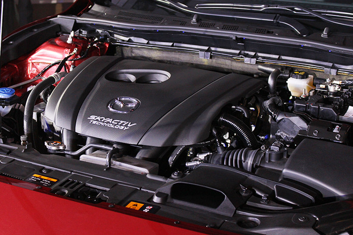 Với động cơ thế hệ mới này, Mazda đã hoàn toàn khắc phục được nhược điểm cũ và phù hợp với điều kiện sử dụng thực tế tại thị trường Việt Nam. Mazda3 - 2017 tập trung vào cải thiện hiệu năng của quá trình đốt cháy nhiên liệu bằng công nghệ phun xăng trực tiếp, với tỉ số nén cao lên đến (13:1), giảm 30% năng lượng mất mát do ma sát, giúp tiết kiệm nhiên liệu, đồng thời cải thiện mô-men xoắn.
