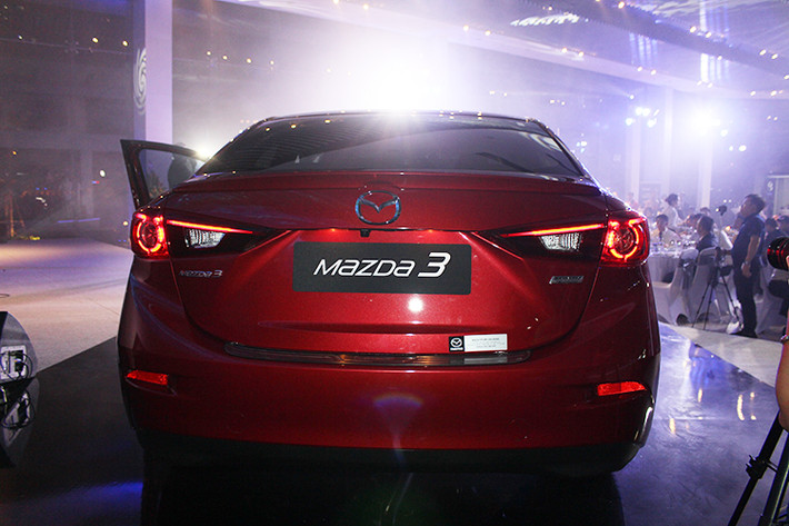 Những điểm được làm mới ở đuôi xe khá ít, riêng Mazda3 Sedan 2017 được trang bị đèn sương mù nằm thấp hơn. Đèn hậu Led vẫn được trang bị cho cả hai phiên bản mới này. Riêng đối với phiên bản Mazda3 hatchback, phần cản sau được thiết kế lại sắc sảo và thể thao hơn.