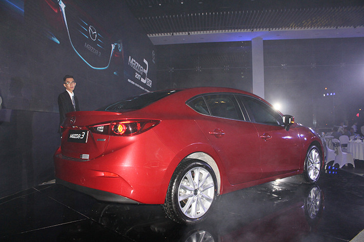 Tiếp nối thành công, Mazda tiếp tục giới thiệu ra thị trường Mazda3 phiên bản 2017 với diện mạo mới hiện đại và trẻ trung hơn, cùng sự đột phá về công nghệ, nâng cao sự gắn kết giữa người và xe. Theo đại diện Mazda cho biết, đây là một trong những mẫu xe đầu tiên trang bị hệ thống hỗ trợ kiểm soát gia tốc G-Viectoring Control (GVC).