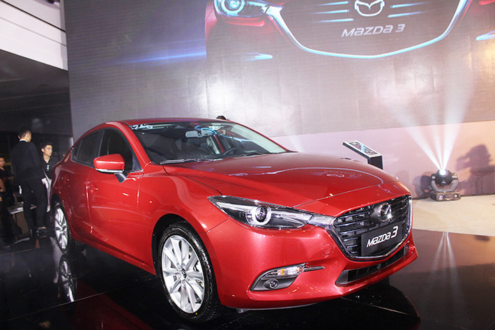 Tại Việt Nam, Mazda3 - 2017 được Thaco phân phối gồm 8 màu sắc cùng 3 phiên bản lựa chọn kèm các mức giá: Mazda3 1.5L Sedan giá 690 triệu đồng, Mazda3 2.0L Sedan giá 805 triệu đồng và Mazda3 1.5L Hatchback với giá 715 triệu đồng. Cả 3 phiên bản đều được trang bị hệ thống hỗ trợ kiểm soát gia tốc G-Vectoring Control (GVC).