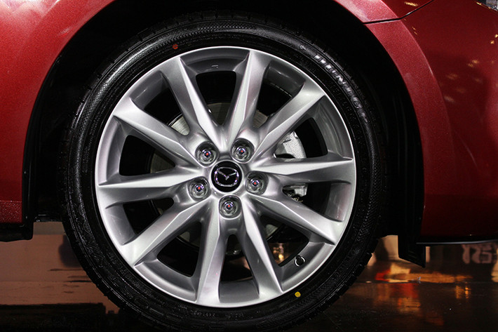 Xe được trang bị vành hợp kim đa chấu kích cỡ 18 inch, lốp xe kích cỡ 215/45. Hệ thống kiểm soát hành trình cũng như mở cửa không cần chìa khóa được tích hợp. Cùng với đó là hệ thống an toàn gồm: cân bằng điện tử DSC, chống bó cứng phanh ABS, phân phối lực phanh điện tử EBD, cảnh báo phanh khẩn cấp ESS, hỗ trợ phanh khẩn cấp BA...
