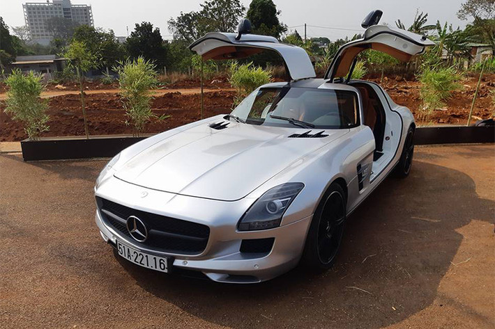 Siêu xe Mercedes-Benz SLS AMG đầu tiên tại Việt Nam và cũng là chiếc mở màn cho bộ sưu tập xe "khủng" của đại gia Trung Nguyên. SLS AMG có thiết kế cửa cánh chim được mua chính hãng vào tháng 5/2010 với giá lên đến 8 tỷ đồng. Thời điểm này, Đặng Lê Nguyên Vũ là người đầu tiên mua siêu xe theo diện chính hãng.