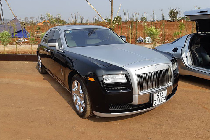 Bộ đôi siêu xe sang Rolls-Royce Ghost cũng góp mặt, chiếc trong ảnh này mang ngoại thất 2 màu đen và bạc. Xe từng thuộc sở hữu của một người chơi xe tại quận 7 trước khi được đại gia Trung Nguyên mua lại vào năm ngoái nhưng mức giá không được tiết lộ.
