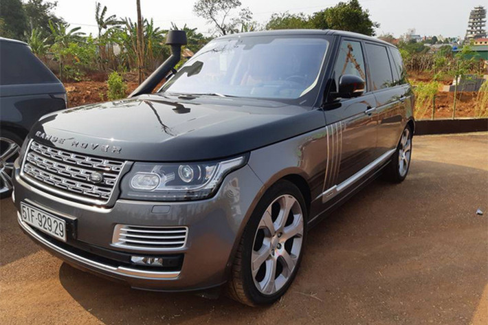 Cả 4 chiếc SUV hạng sang Range Rover SVAutobiography này có tổng trị giá không dưới 40 tỷ đồng trong bài đều được đại gia Trung Nguyên độ ống thở Safari. So với bản tiêu chuẩn, Range Rover SVAutobiography đập vào mắt người xem chính là bộ áo 2 tông màu.