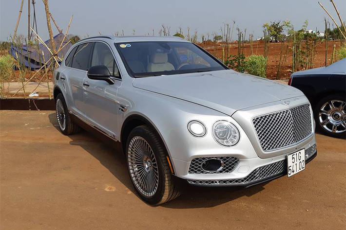 Thêm hai chiếc siêu SUV hạng sang Bentley Bentayga "hàng hiếm" cũng góp mặt và được độ mâm đa chấu cực độc. Chiếc trong ảnh này thuộc phiên bản First Edition sản xuất giới hạn và được giữ nguyên bản.