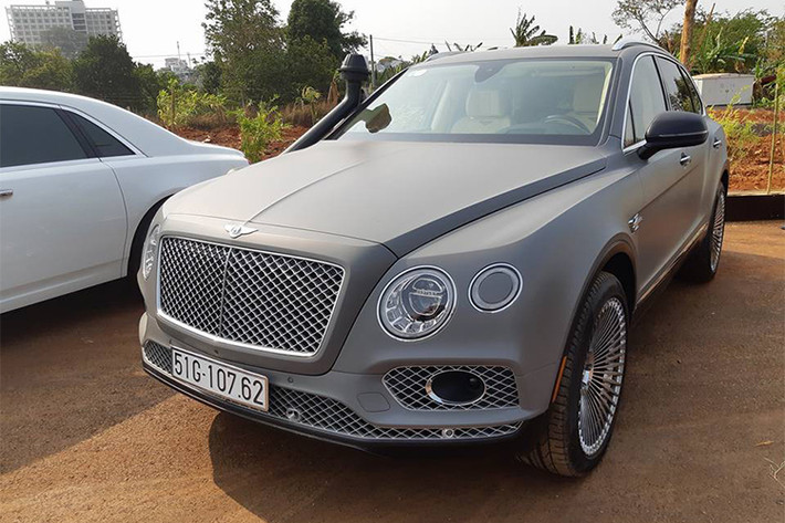 Một chiếc Bentley Bentayga khác có ngoại thất màu xám, mâm đa chấu và thậm chí còn được độ thêm ống thở. Tại thị trường Việt Nam hiện nay, siêu SUV nhà Bentley có mức giá chính hãng lên tới hơn 20 tỷ đồng.