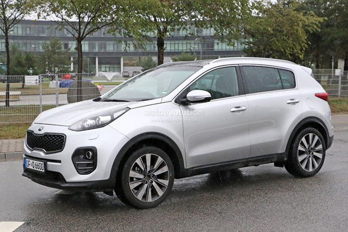 Cùng với lưới tản nhiệt thấp hơn và 2 hốc đèn sương mù hiện đại, Sportage mới đem lại cho người nhìn cảm giác chắc chắn và đẹp mắt hơn.
