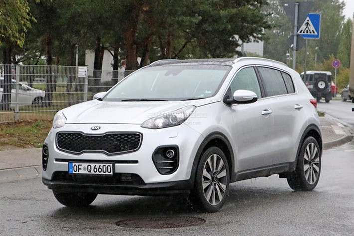 Thay đổi lớn nhất của Sportage hội tụ ở phần đầu xe, khi đèn pha của chiếc xe không còn "dính liền" với lưới tản nhiệt và kéo dài về phía sau.