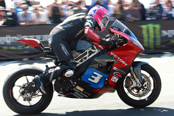 Kết thúc Isle of Man-TT Zero, tay đua Lee Johnston mới đầu quân cho tân binh Victory và lần đầu tham dự Isle of Man TT xếp ở vị trí thứ 3.